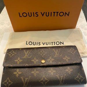 Beautiful Authentic Louis Vuitton Long snap wallet in great used condition